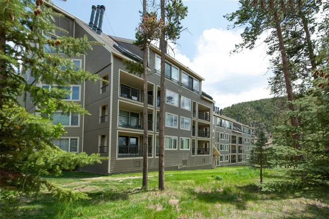 a view of building with a yard