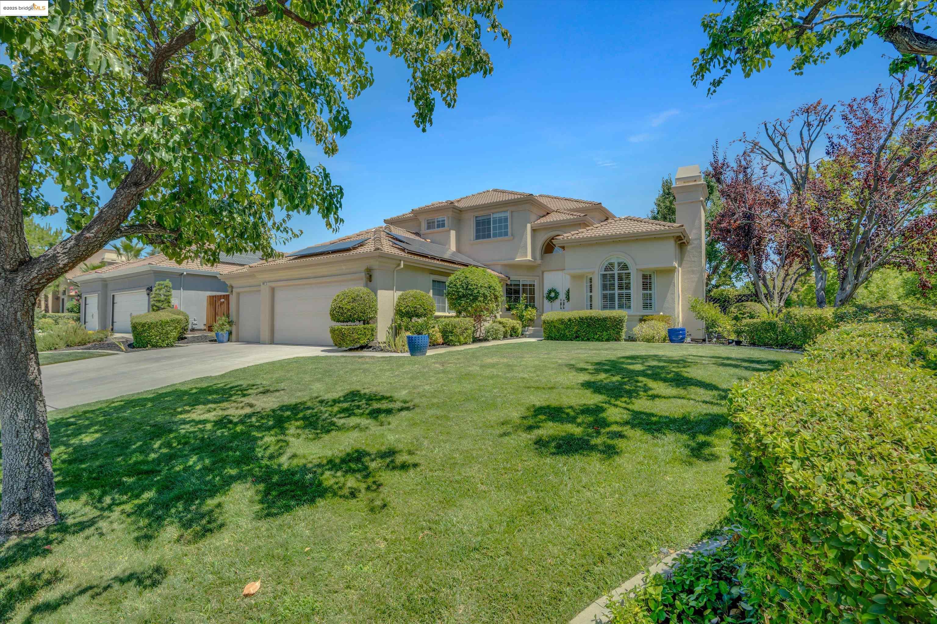 805 Devonshire Loop Brentwood, CA 94513 - Photo 4 of 51 a front view of a house with a yard