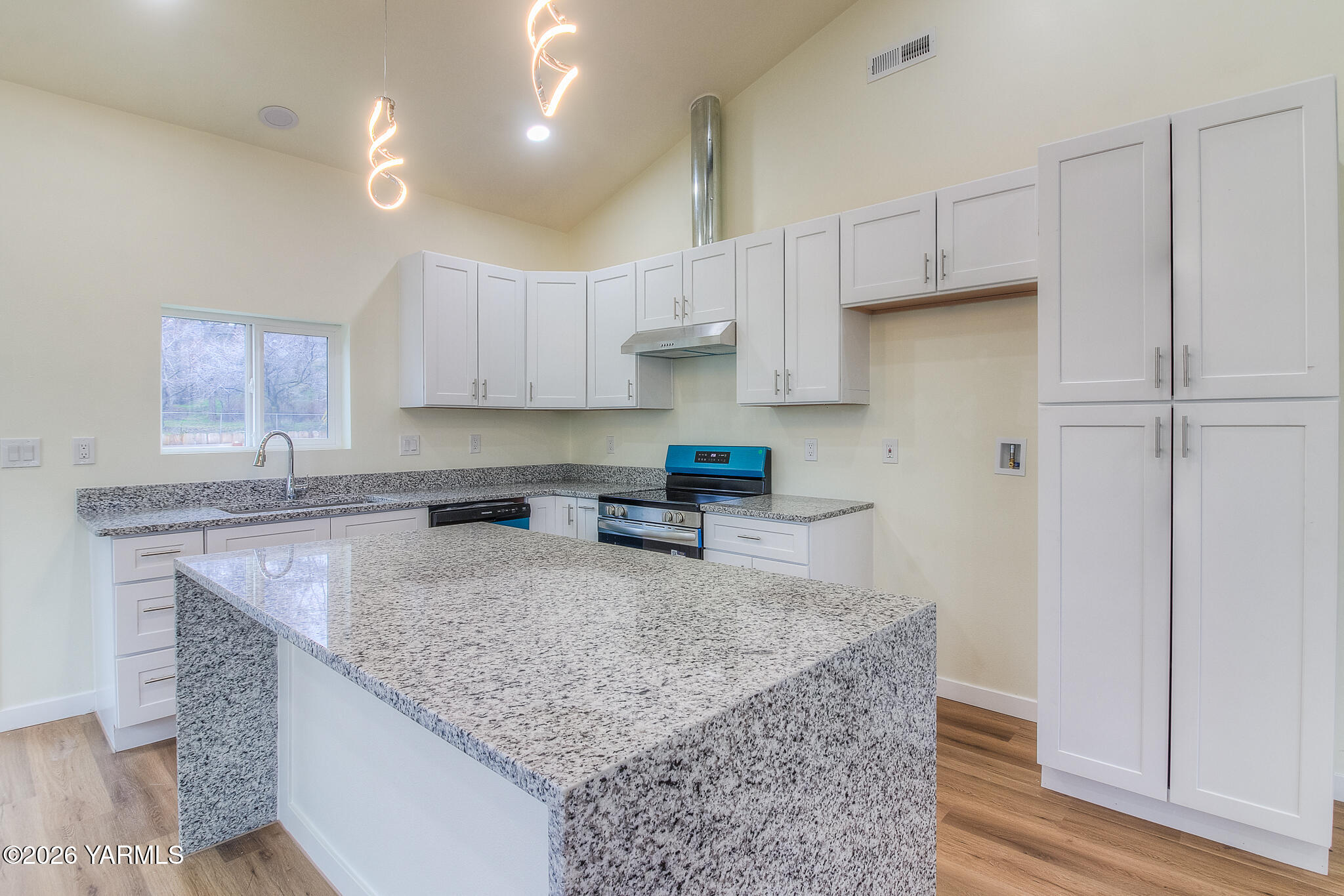3503 Powerhouse Road Yakima, WA 98902 - Photo 8 of 27 a kitchen with stainless steel appliances granite countertop a sink stove and refrigerator