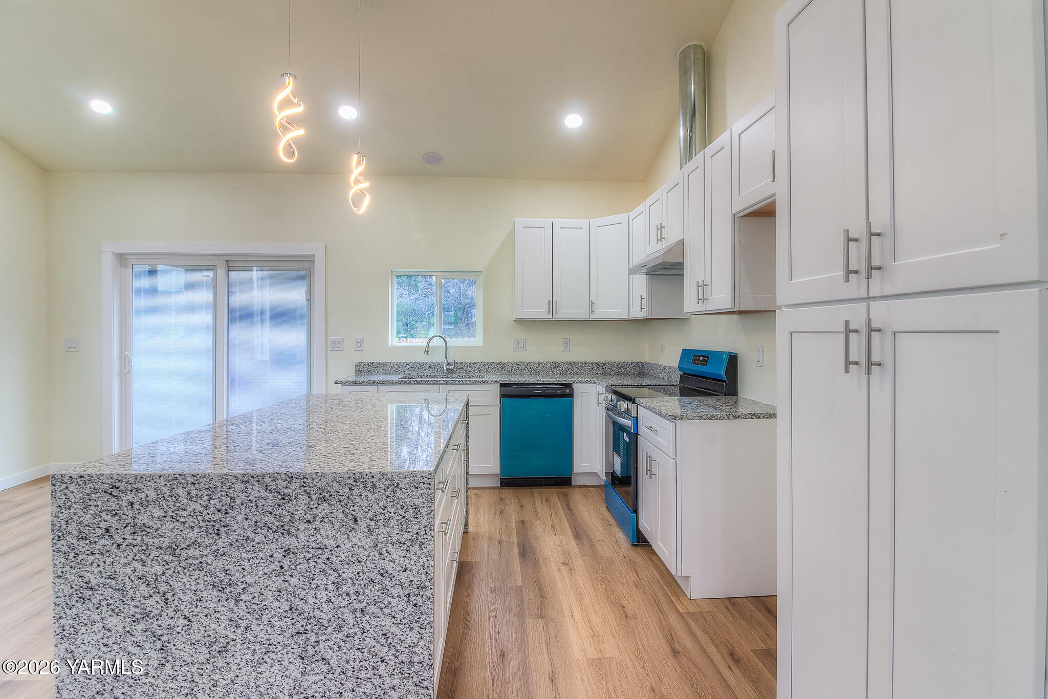 3503 Powerhouse Road Yakima, WA 98902 - Photo 9 of 27 a kitchen with stainless steel appliances granite countertop a stove a sink and a refrigerator
