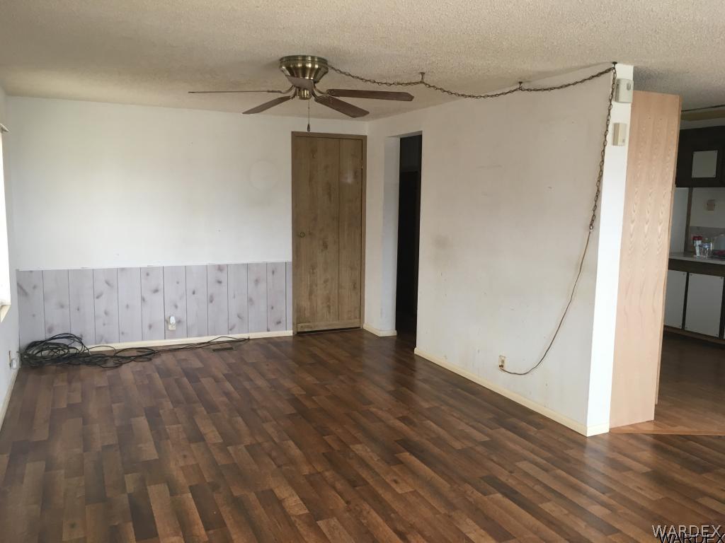 3981 Bonita Road Golden Valley, AZ 86413 - Photo 3 of 17 Living room w large closet