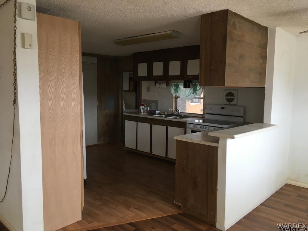 3981 Bonita Road Golden Valley, AZ 86413 - Photo 5 of 17 Kitchen w brand new cookstove