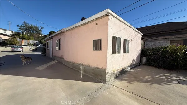 a view of a house with backyard and sitting area