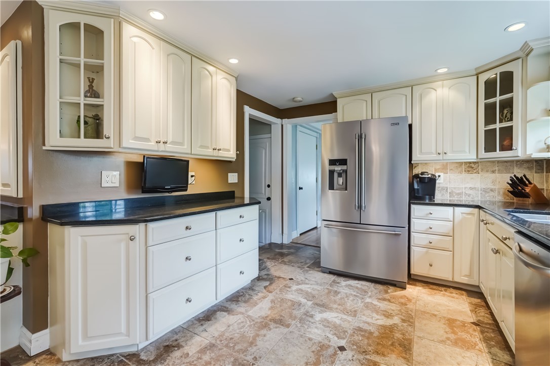 20 Noel Drive Gates, NY 14606 - Photo 7 of 36