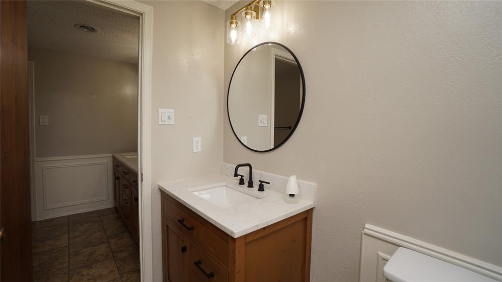 606 Queens Road Denison, TX 75020 - Photo 24 of 37 Upstairs Bath