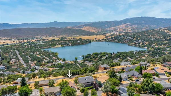 a view of a house with backyard