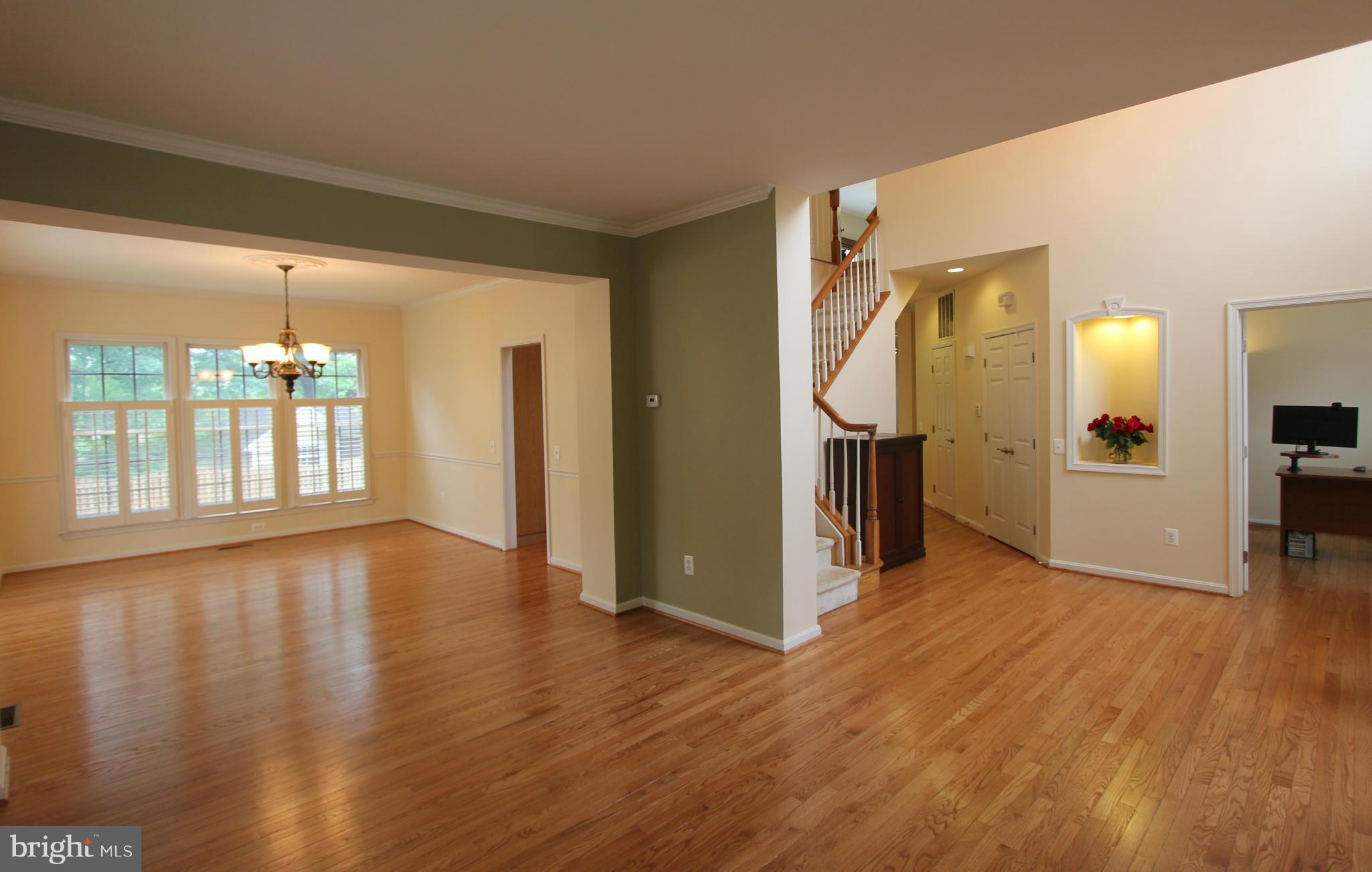 6032 Sumner Road Alexandria, VA 22310 - Photo 2 of 30 Spacious living room w/ plantation shuttters