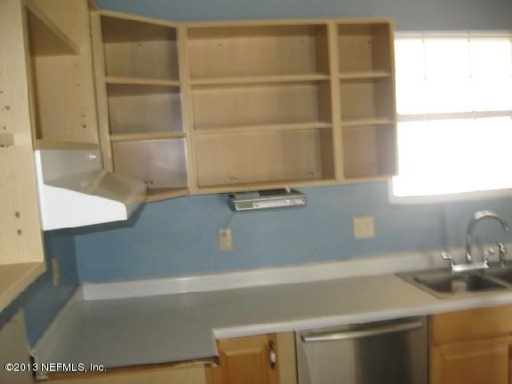 1375 Lee Road St. Johns, FL 32259 - Photo 4 of 15 a bathroom with a bathtub