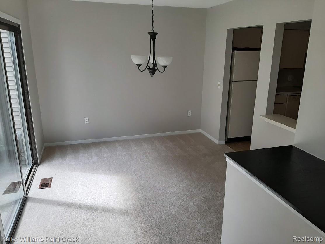 573 Victoria Court Rochester, MI 48307 - Photo 6 of 24 Dining.jpg