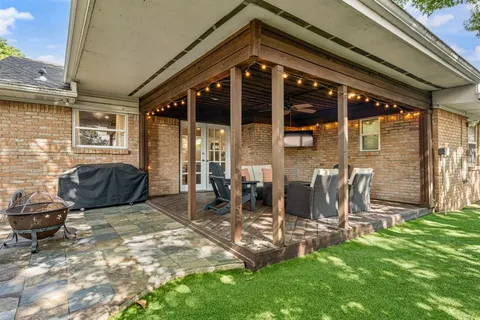 a view of outdoor space yard and porch