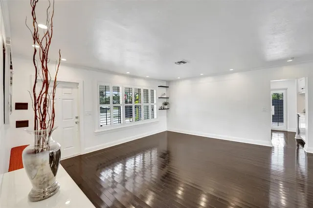a view of livingroom and hardwood floor