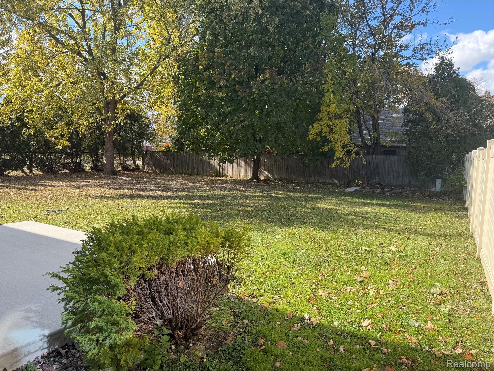 20698 Coachwood Road Riverview, MI 48193 - Photo 35 of 37 View of fenced backyard