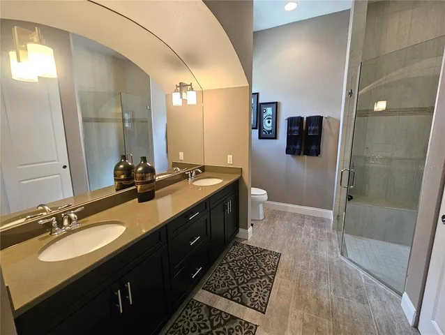a en suite bathroom with a sink and a mirror