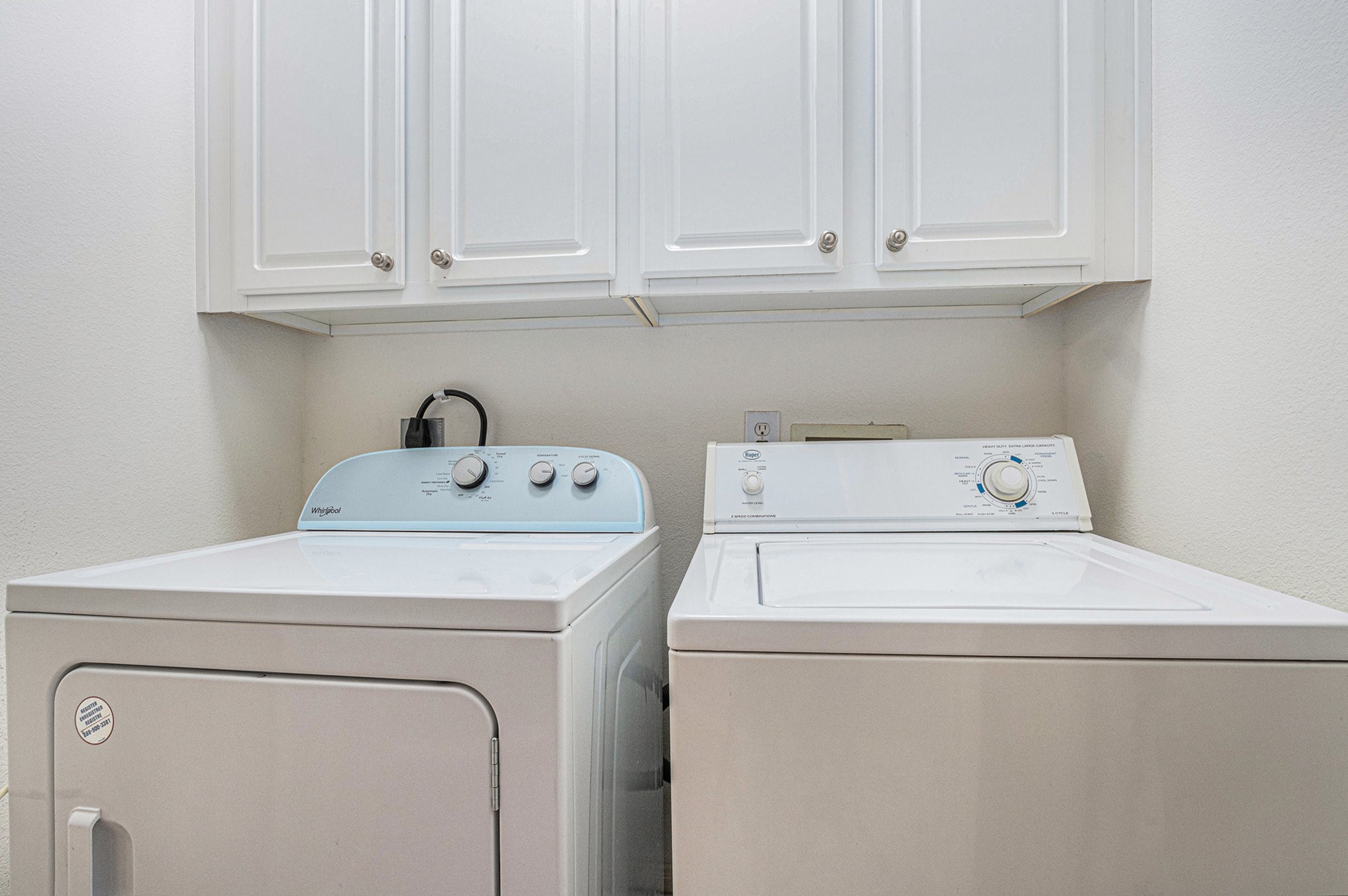 2402 Calumet Street, Unit B Houston, TX 77004 - Photo 18 of 40 a utility room with dryer and washer