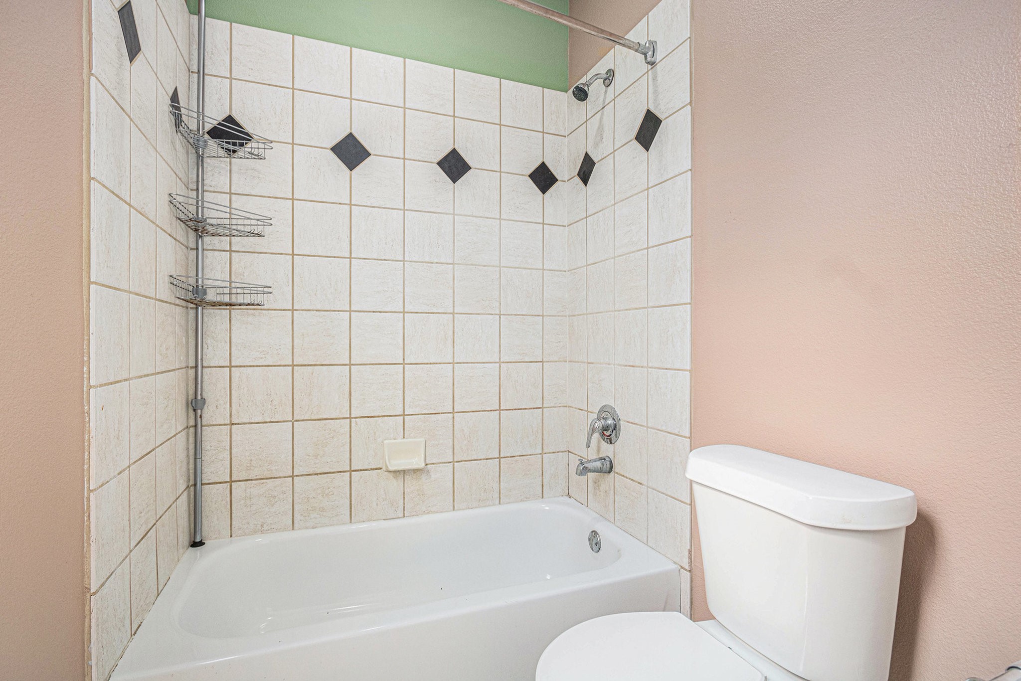 2402 Calumet Street, Unit B Houston, TX 77004 - Photo 29 of 40 a bathroom with a toilet and bathtub