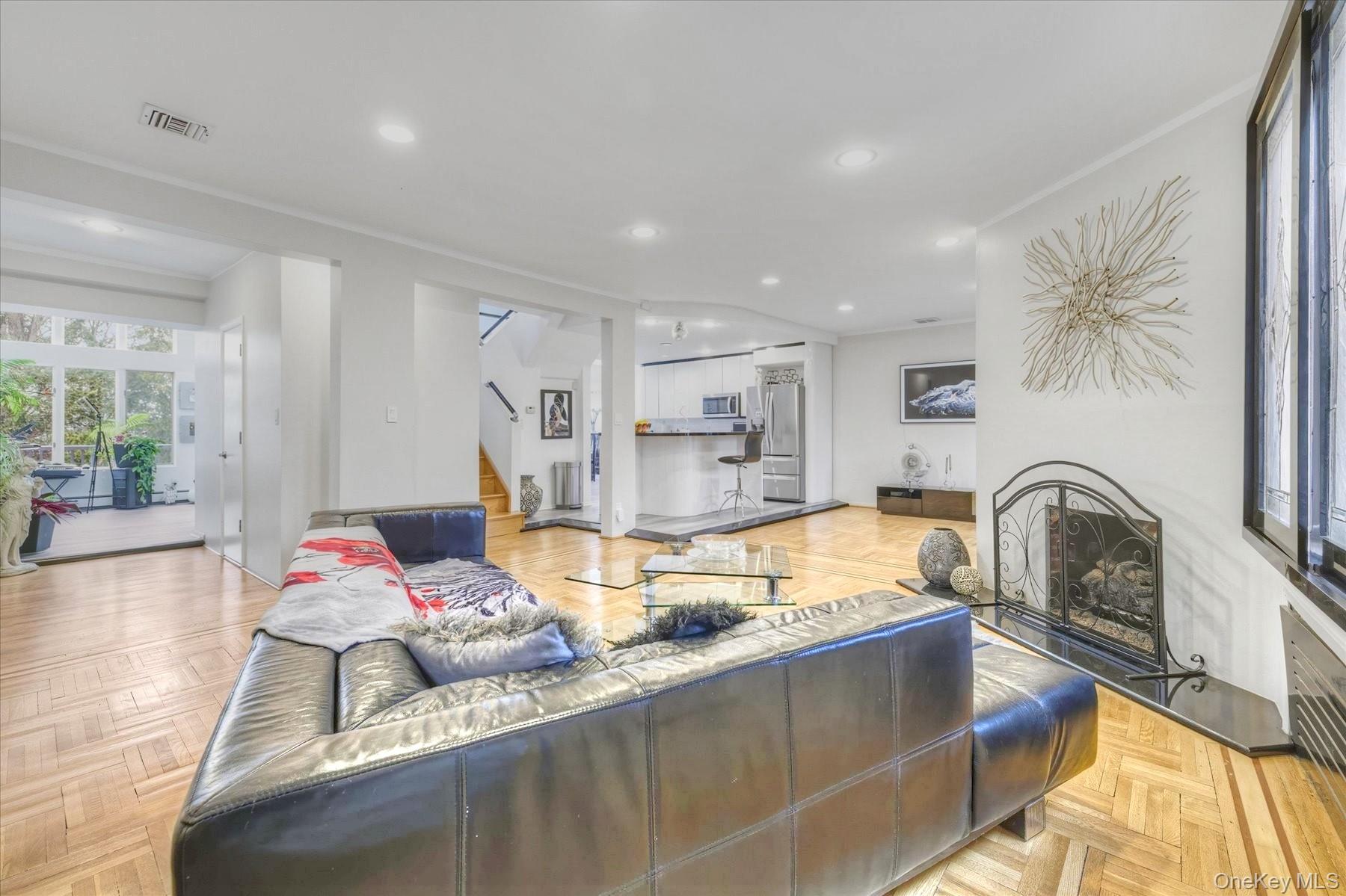 34 Reyam Road Lynbrook, NY 11563 - Photo 3 of 31 Gallery Image 3