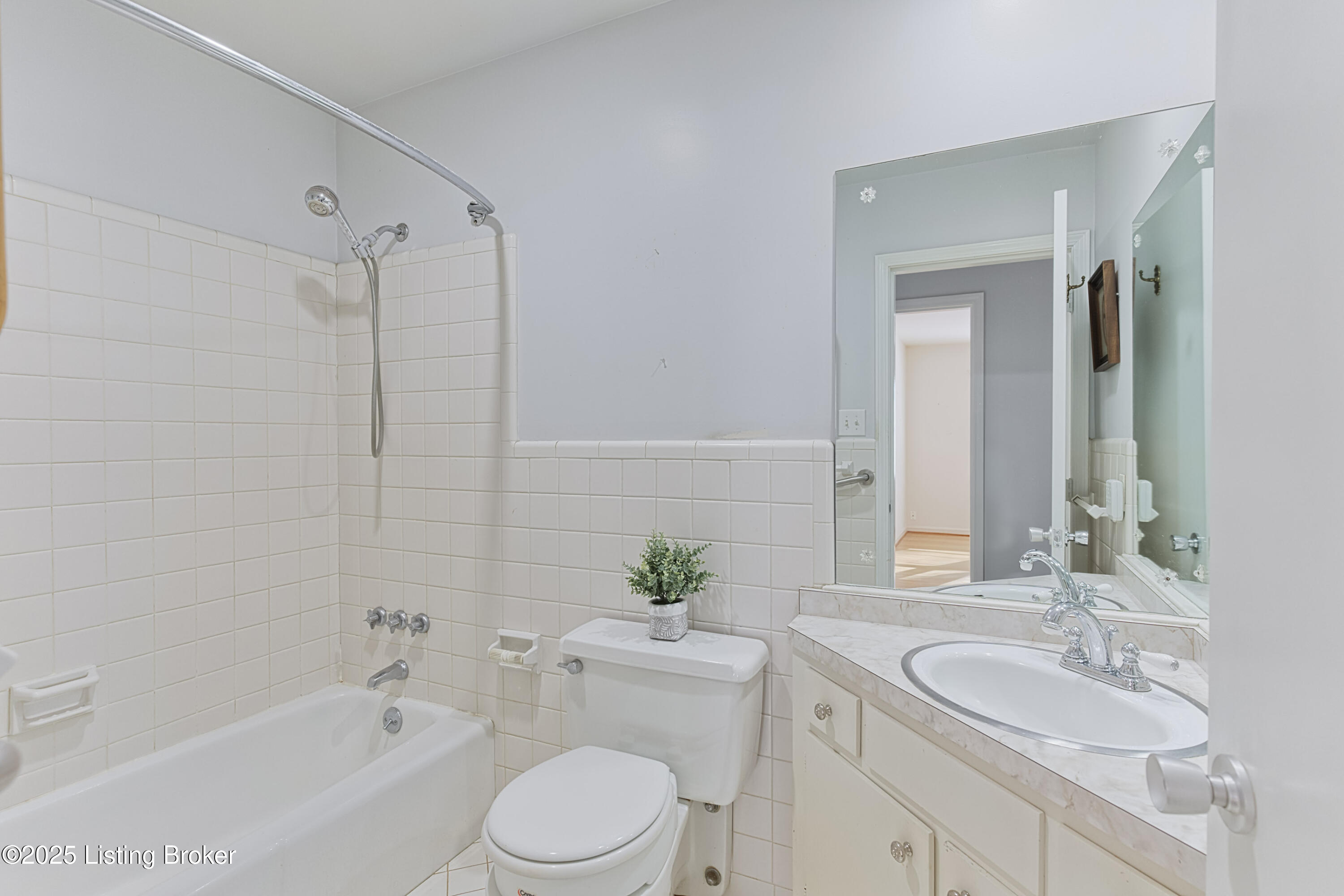 3205 Maple Road Louisville, KY 40299 - Photo 29 of 42 Full Bathroom