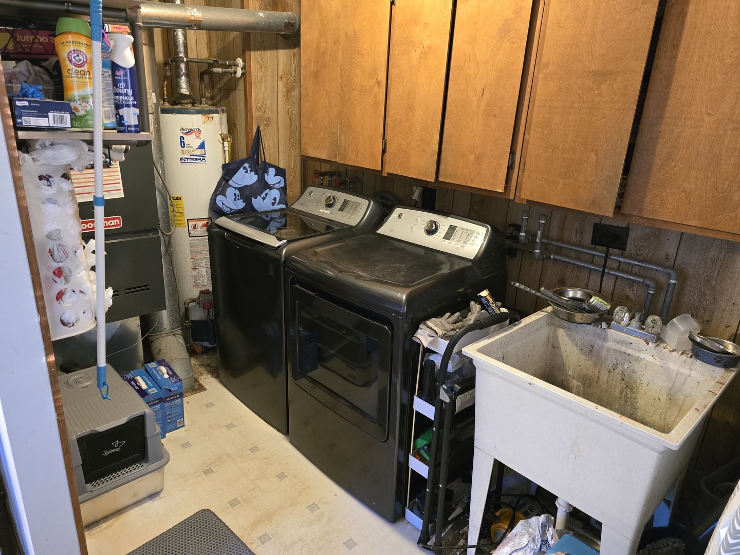 14348 Kolmar Avenue Midlothian, IL 60445 - Photo 10 of 13 a utility room with sink dryer and washer