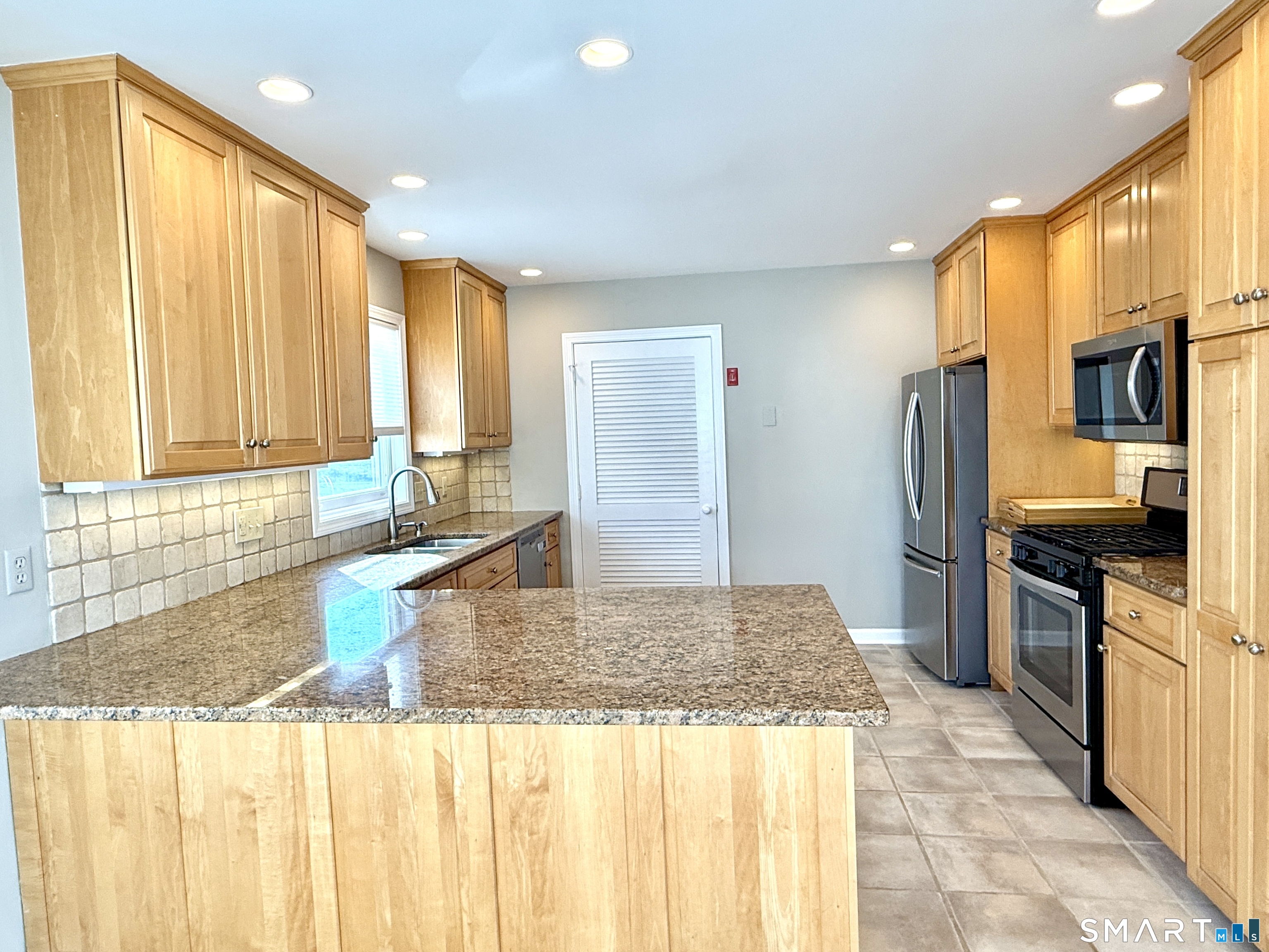 691 Fairfield Beach Road, Unit 691 Fairfield, CT 06824 - Photo 8 of 37