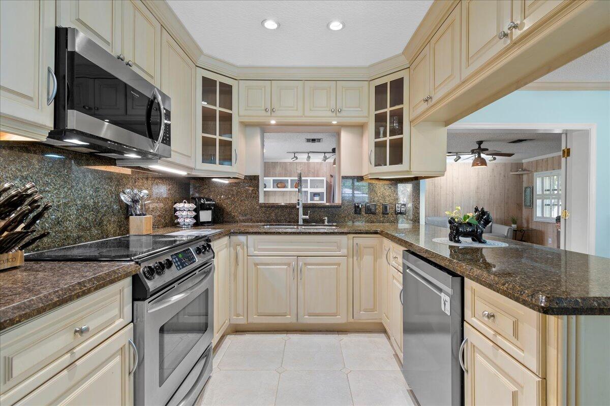 441 Davis Road Palm Springs, FL 33461 - Photo 4 of 29 Kitchen