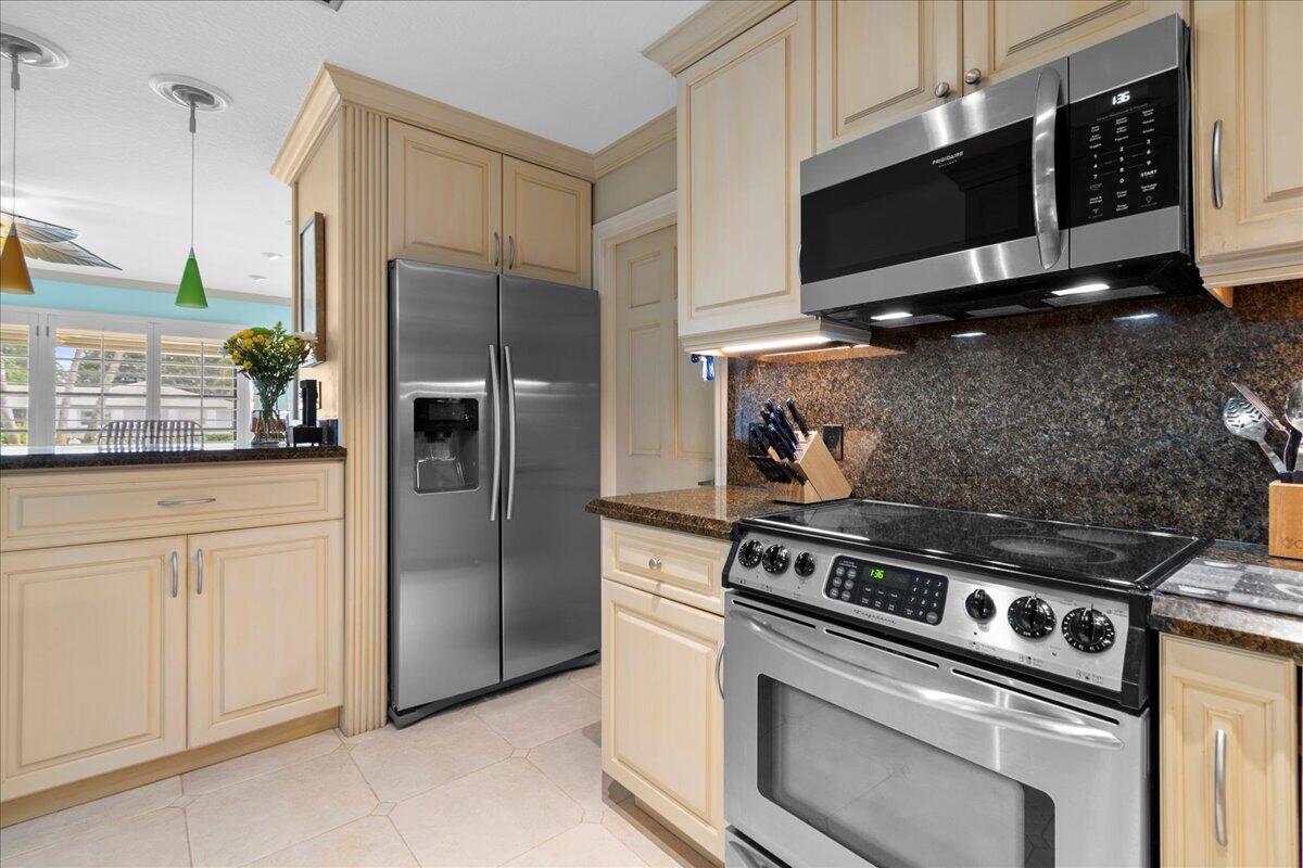441 Davis Road Palm Springs, FL 33461 - Photo 5 of 29 Kitchen