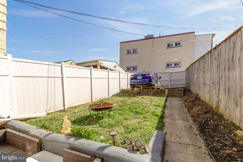 a view of a backyard
