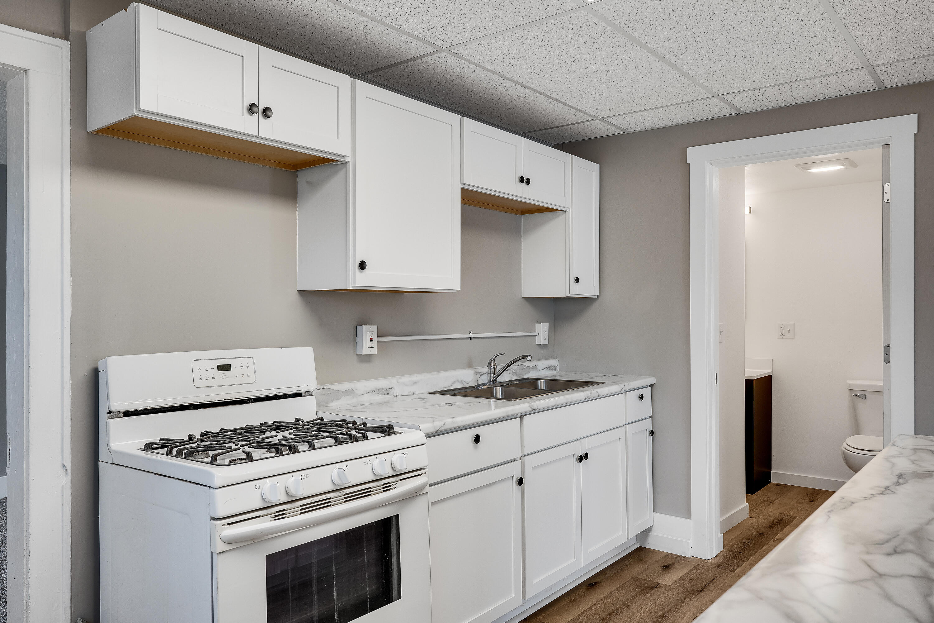 525 Kane Street La Crosse, WI 54603 - Photo 17 of 32 Kitchen w/ Gas Stove