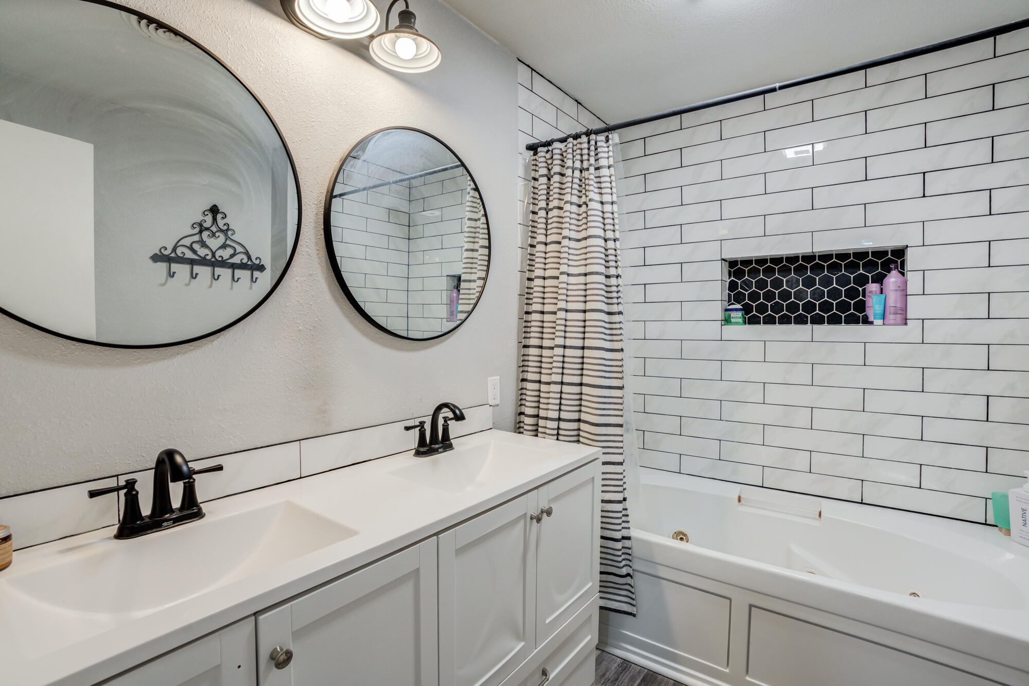 811 Borger Plainview, TX 79072 - Photo 26 of 32 811-Borger_Plainview-TX_28_Bathroom-2_Ba