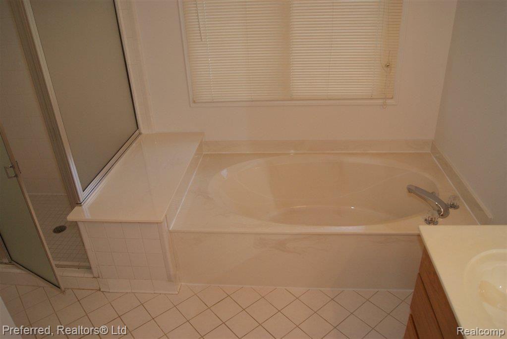 17352 Cross Winds Road Livonia, MI 48152 - Photo 29 of 30 Mstr Ste Soaker Tub