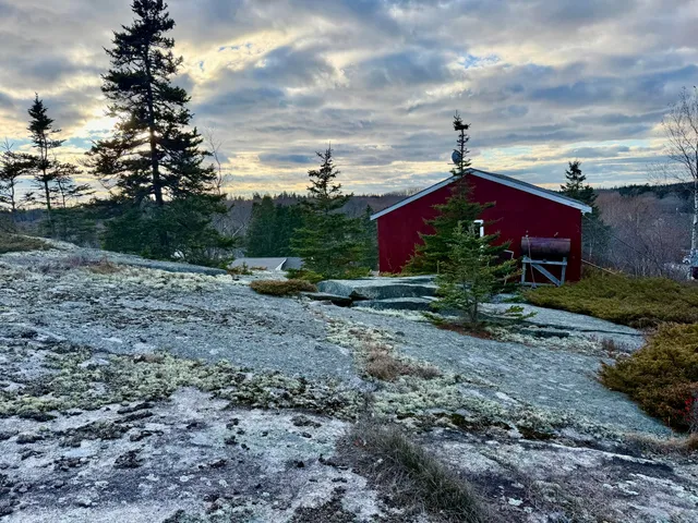 $379,000 | 24 Old Harbor Road, Vinalhaven, ME 04863