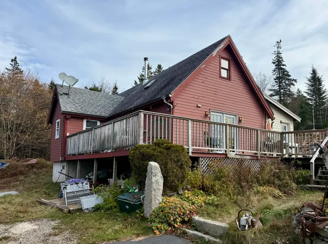 $379,000 | 24 Old Harbor Road, Vinalhaven, ME 04863