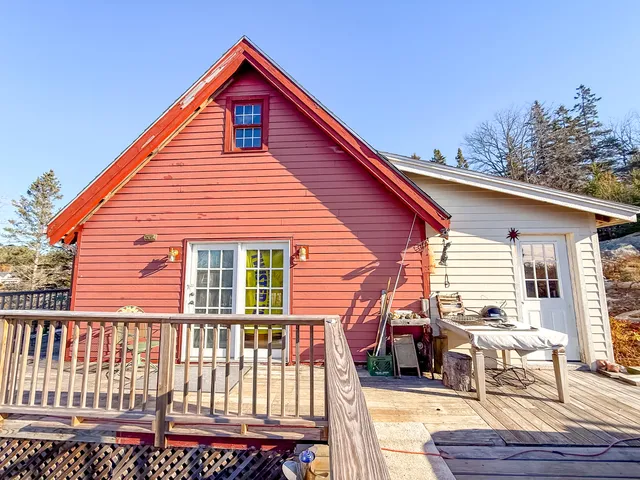$379,000 | 24 Old Harbor Road, Vinalhaven, ME 04863