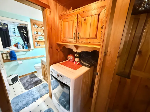 $379,000 | 24 Old Harbor Road, Vinalhaven, ME 04863