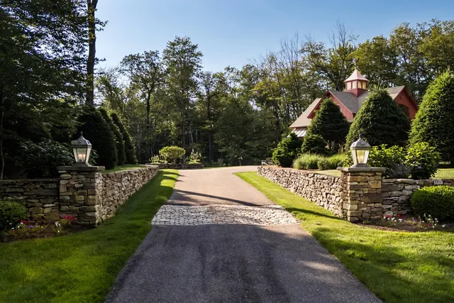 $2,800,000 | 23 Valley View Road, Winhall, VT 05255