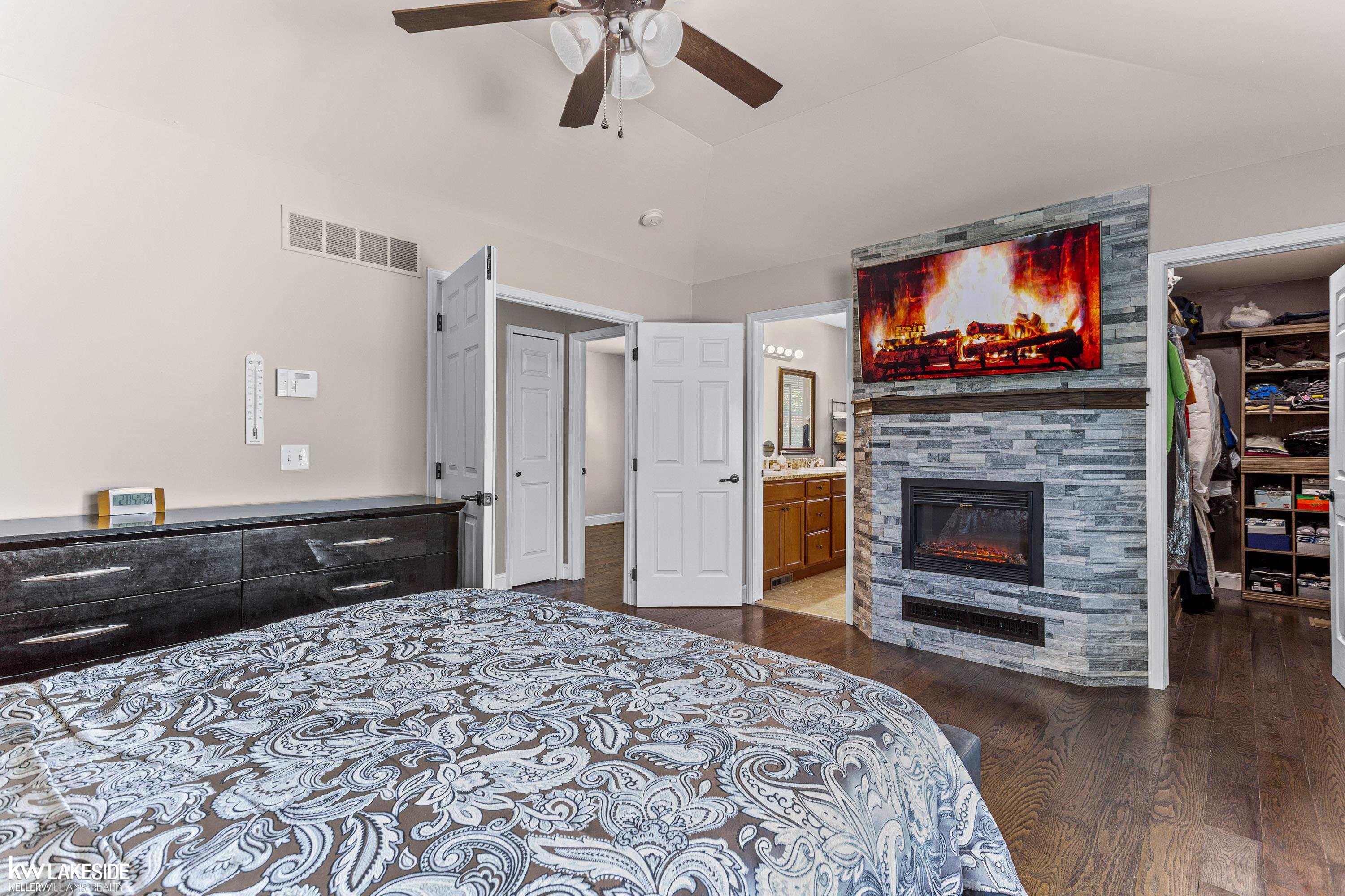 2919 Dearborn Avenue Rochester, MI 48309 - Photo 18 of 40 Fireplace and hardwood floors