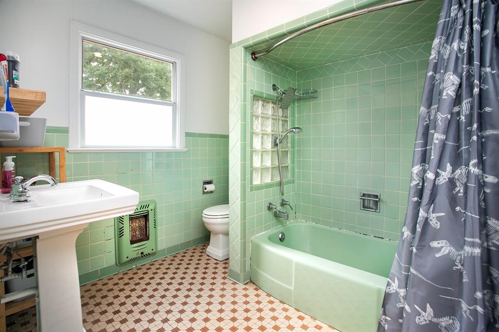 2414 South Martin Street Kilgore, TX 75662 - Photo 21 of 38 a bathroom with a sink a toilet and a bathtub