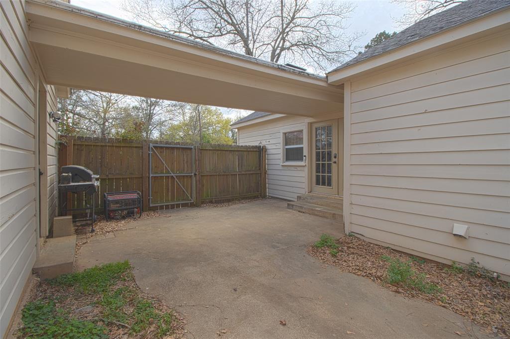 2414 South Martin Street Kilgore, TX 75662 - Photo 26 of 38 a view of a garage