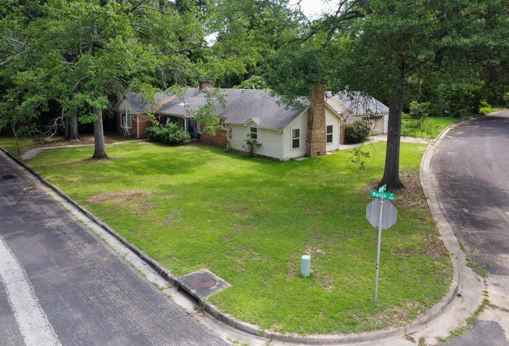 2414 South Martin Street Kilgore, TX 75662 - Photo 33 of 38 a house view with a garden space