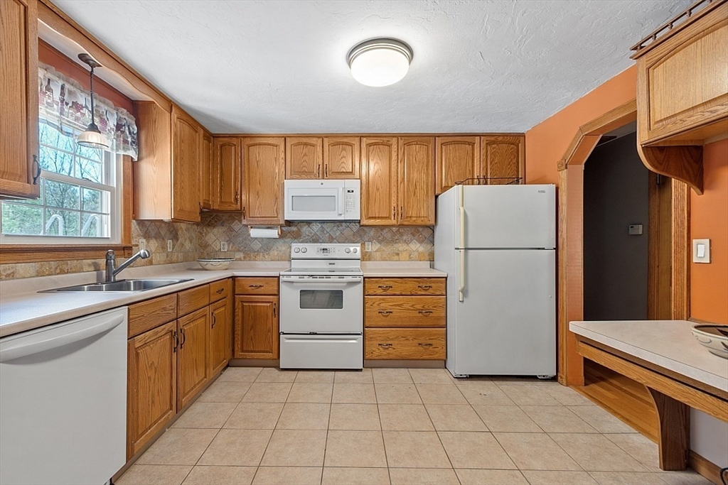 17 Conlin Road Oxford, MA 01540 - Photo 8 of 42 Gallery Image 8