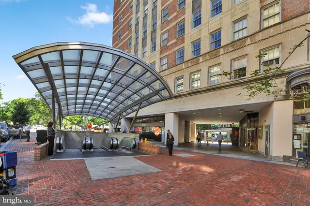 a view of a building with a lot of cars parked