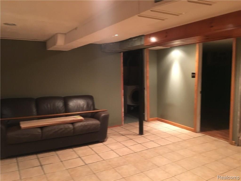2048 Oxford Road Grosse Pointe Woods, MI 48236 - Photo 11 of 40