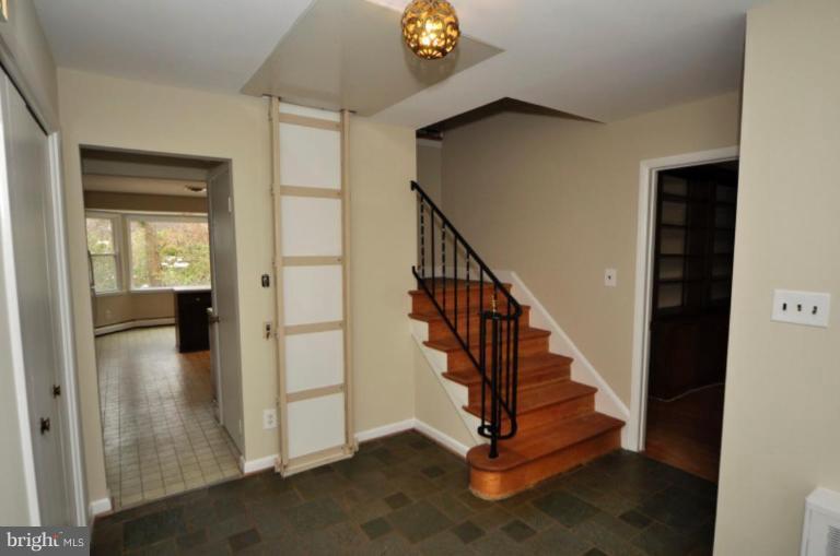10015 Saddle Road Vienna, VA 22181 - Photo 8 of 10 Entrance / Foyer