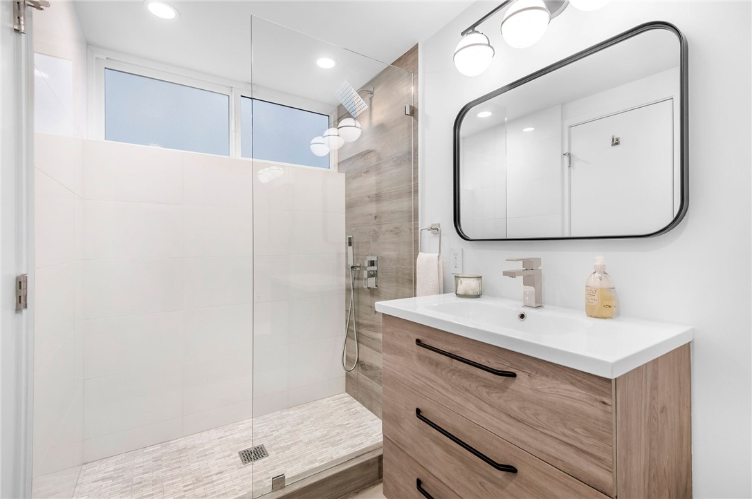 816 The Strand Manhattan Beach, CA 90266 - Photo 30 of 71 Second Bathroom