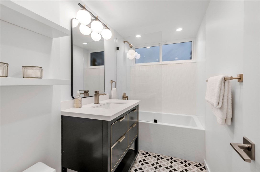 816 The Strand Manhattan Beach, CA 90266 - Photo 32 of 71 Third Bathroom