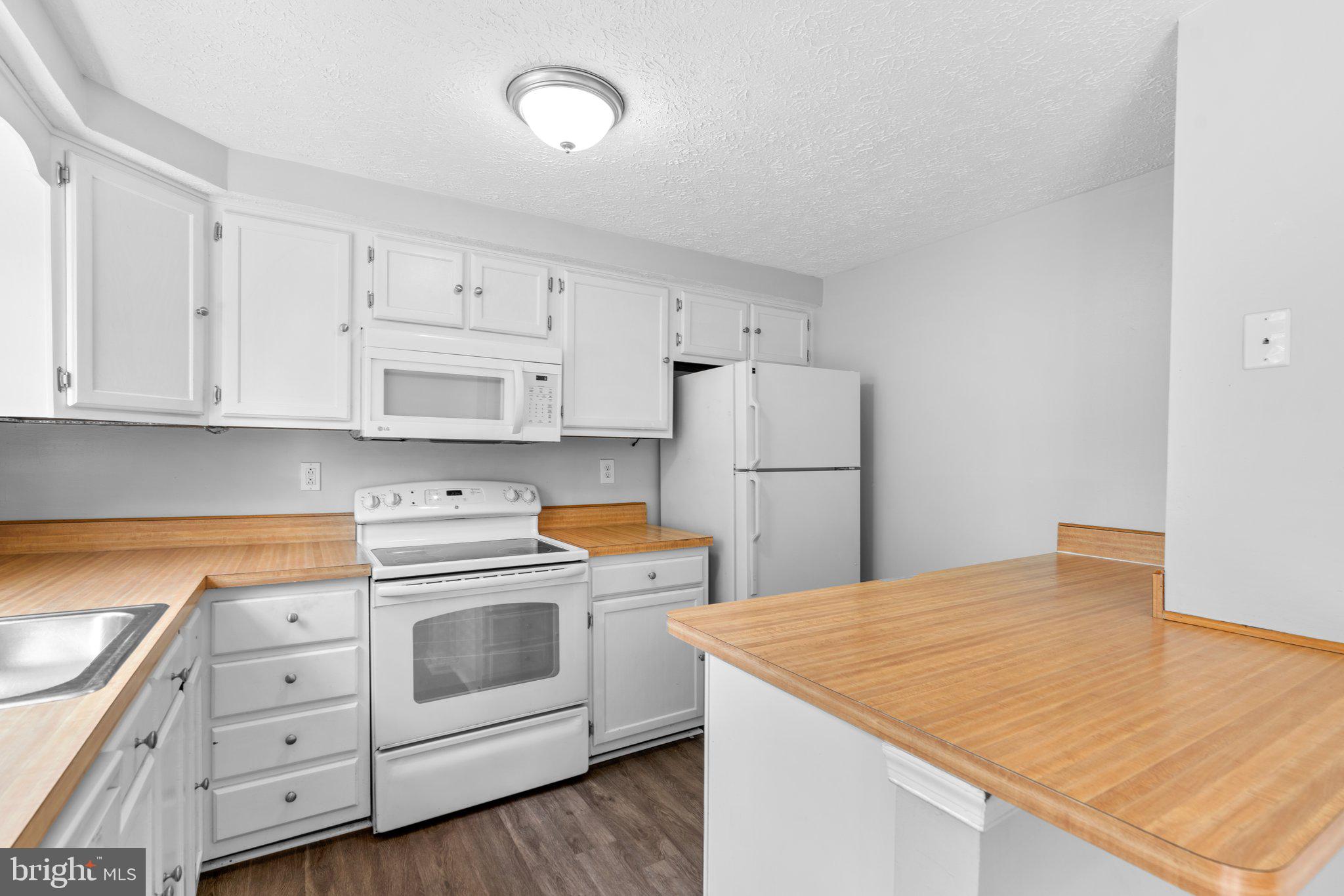 7262 Procopio Circle Columbia, MD 21046 - Photo 14 of 38 Awesome kitchen with a built-in microwave