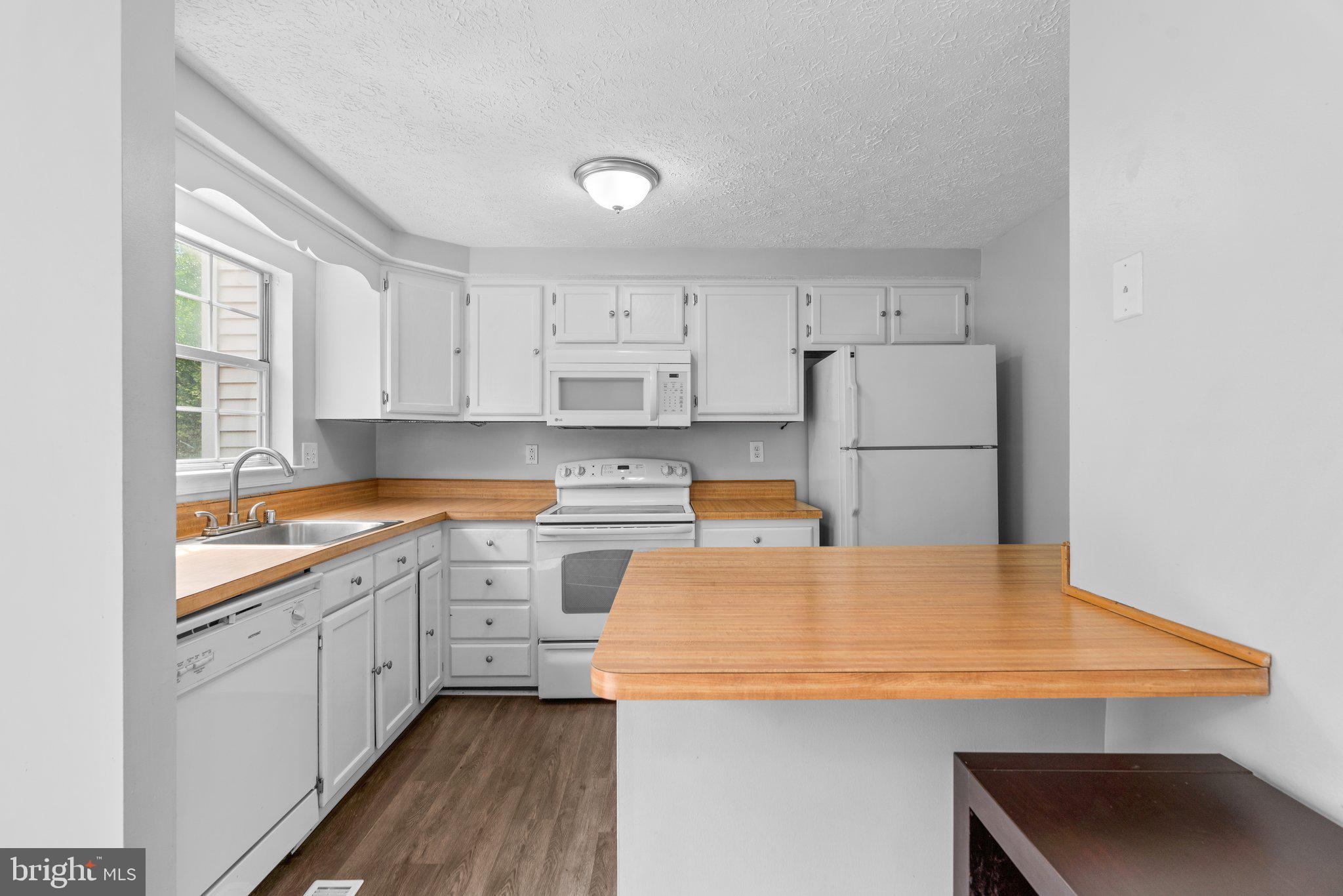 7262 Procopio Circle Columbia, MD 21046 - Photo 15 of 38 Kitchen with bar with room for stool