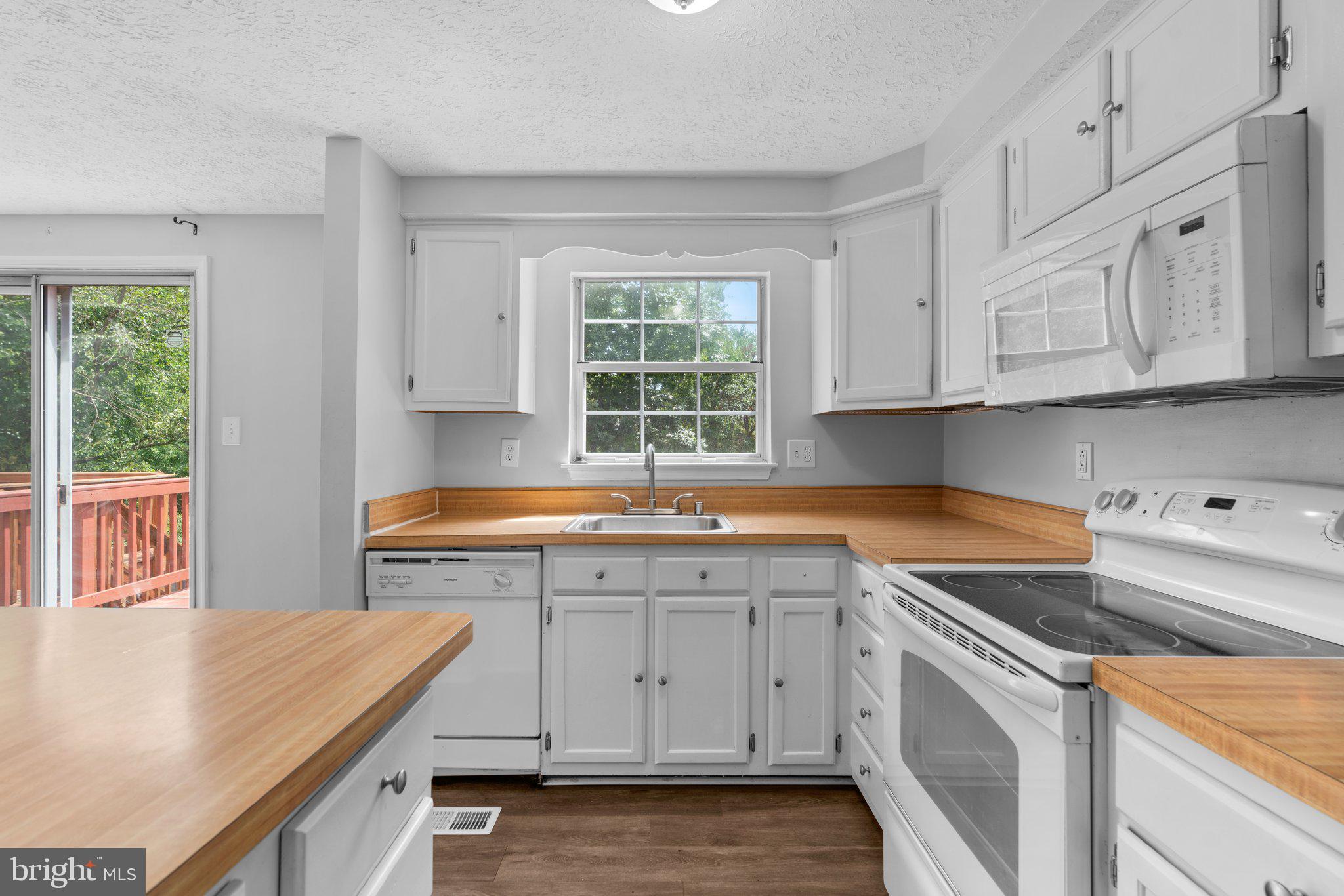 7262 Procopio Circle Columbia, MD 21046 - Photo 16 of 38 Pretty cornice over sink!