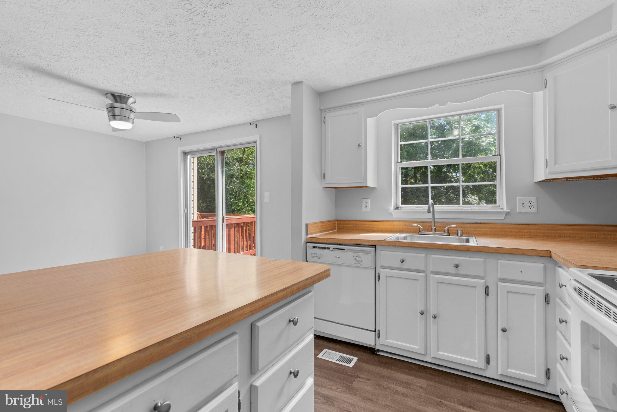 7262 Procopio Circle Columbia, MD 21046 - Photo 17 of 38 Window overlooking deck and back yard!