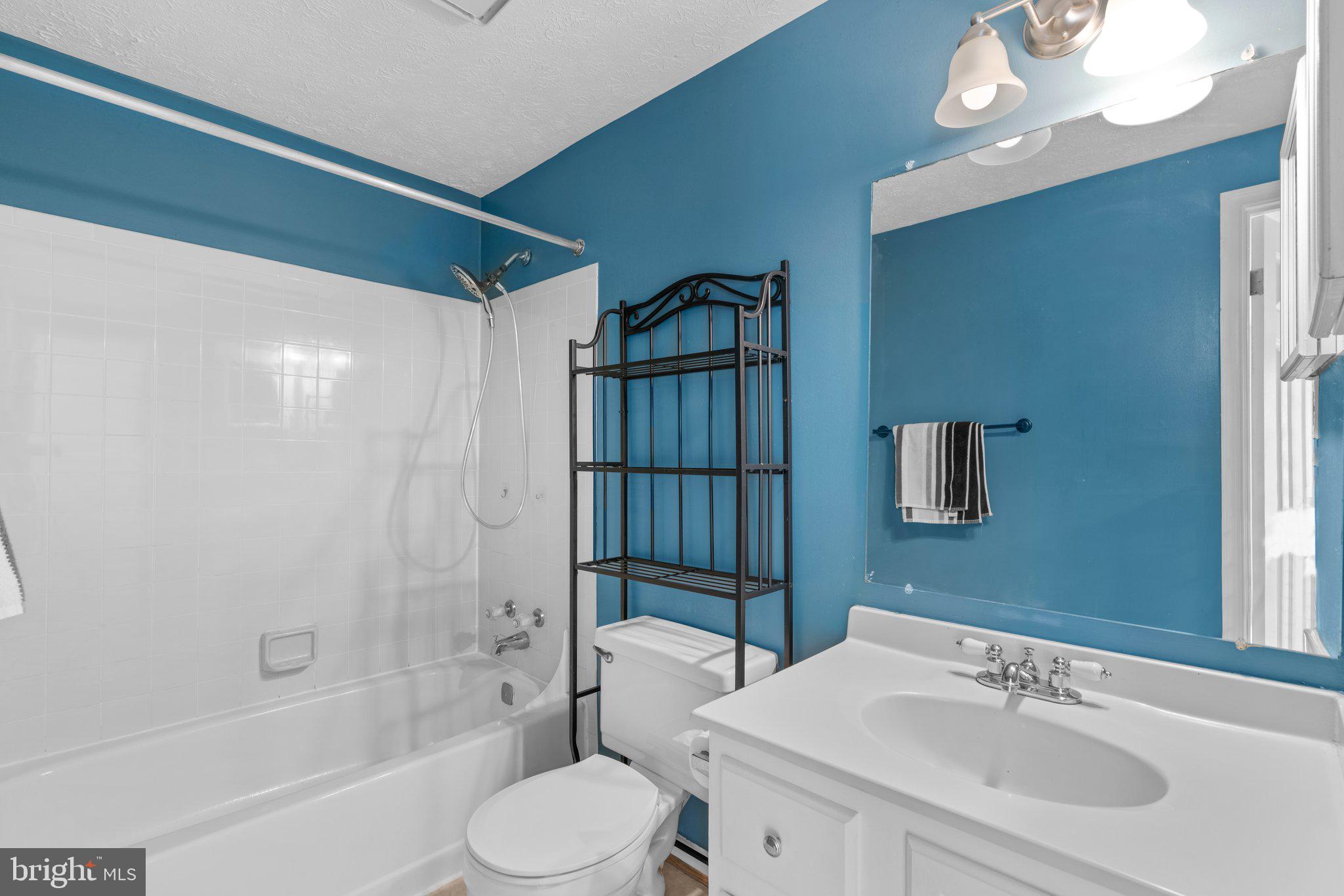 7262 Procopio Circle Columbia, MD 21046 - Photo 23 of 38 Full bath accessed by primary suite & hallway!