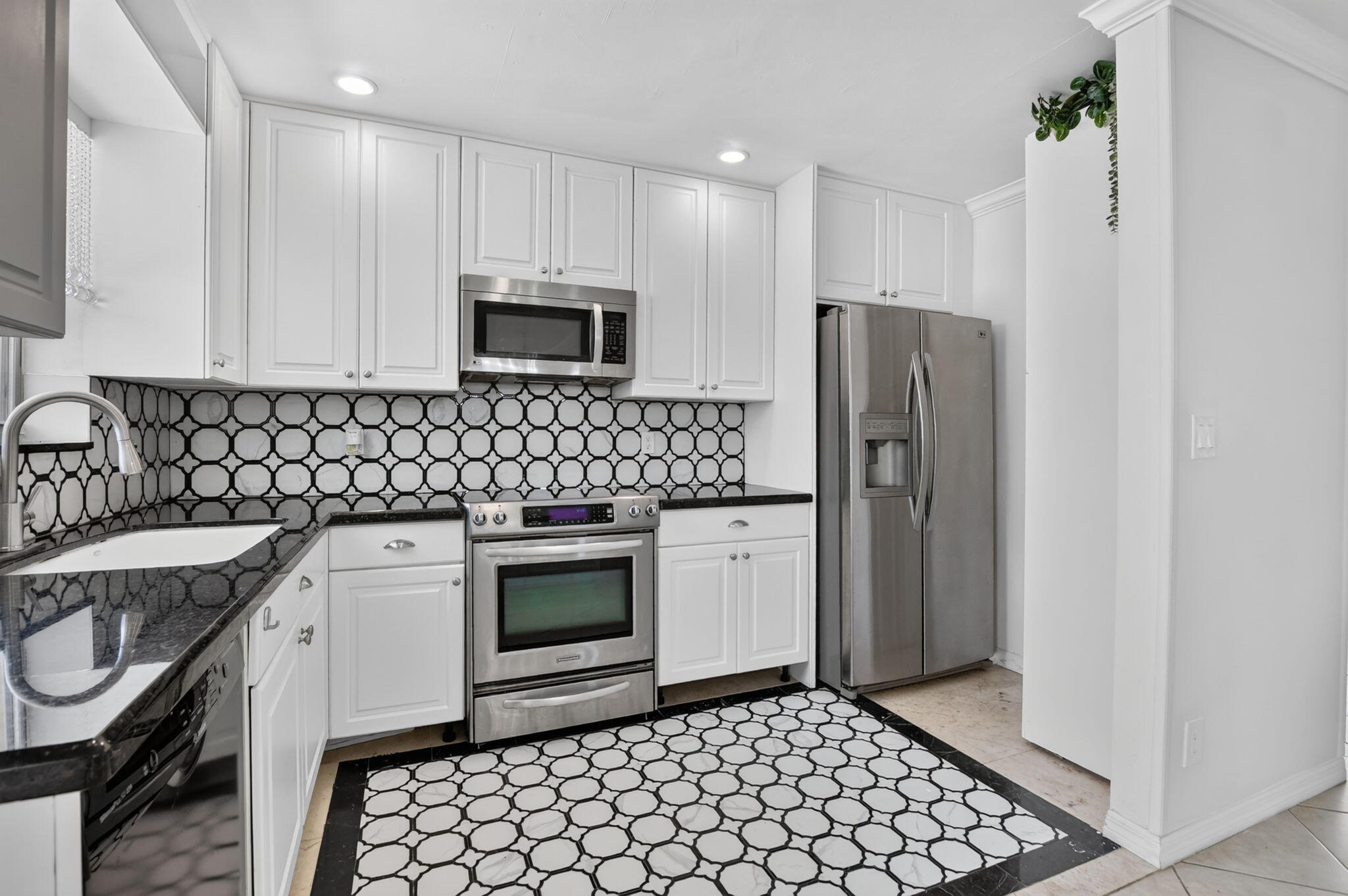 421 Southwest 2nd Street Boca Raton, FL 33432 - Photo 8 of 36 Kitchen